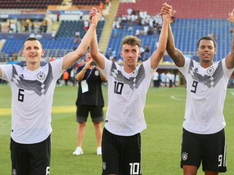 Luca Waldschmidt (M) feiert mit seinen Teamkameraden den Einzug ins Finale der U21-EM. Foto: Cezaro De Luca Luca Waldschmidt (M) feiert mit seinen Teamkameraden den Einzug ins Finale der U21-EM. Foto: Cezaro De Luca