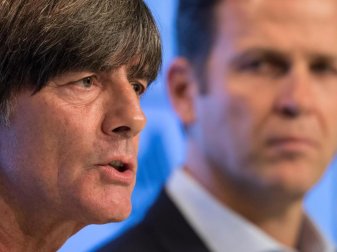 Gratulierten der deutschen U21 zum Finaleinzug: Bundestrainer Joachim Löw (l) und DFB-Direktor Oliver Bierhoff. Foto: Sven Hoppe Gratulierten der deutschen U21 zum Finaleinzug: Bundestrainer Joachim Löw (l) und DFB-Direktor Oliver Bierhoff. Foto: Sven Hoppe