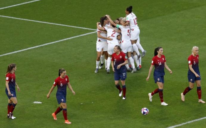 Englands Spielerinnen feiern das 1:0 gegen Norwegen. Foto: Michel Euler/AP