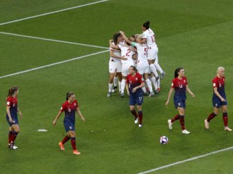 Englands Spielerinnen feiern das 1:0 gegen Norwegen. Foto: Michel Euler/AP Englands Spielerinnen feiern das 1:0 gegen Norwegen. Foto: Michel Euler/AP