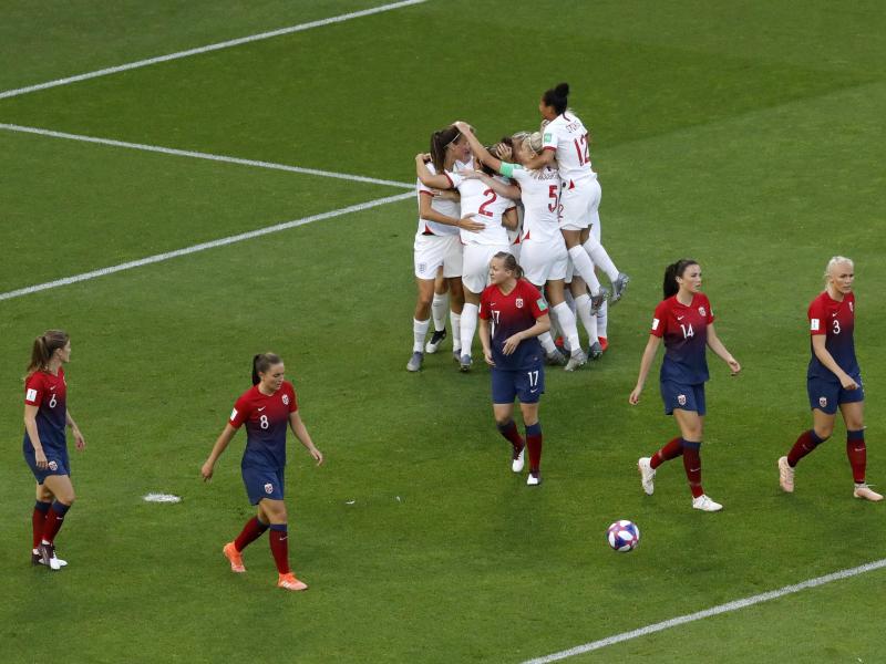 Englands Spielerinnen feiern das 1:0 gegen Norwegen. Foto: Michel Euler/AP