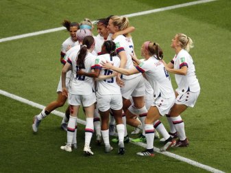 Die Spielerinnen aus den USA feiern das 1:0 gegen Frankreich. Foto: Francois Mori/AP Die Spielerinnen aus den USA feiern das 1:0 gegen Frankreich. Foto: Francois Mori/AP