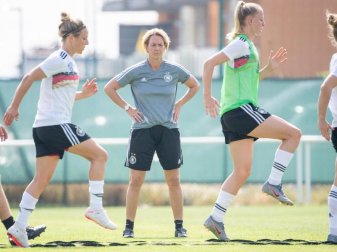 Die DFB-Frauen erwartet beim Spiel gegen Schweden große Hitze. Die Bundestrainerin geht damit gelassen um. Foto: Sebastian Gollnow Die DFB-Frauen erwartet beim Spiel gegen Schweden große Hitze. Die Bundestrainerin geht damit gelassen um. Foto: Sebastian Gollnow