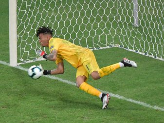 Gallese parierte den ersten Elfmeter von Suarez Gallese parierte den ersten Elfmeter von Suarez