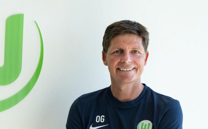 Leitete sein erstes Training beim VfL Wolfsburg: Oliver Glasner, neuer Trainer des Bundesligisten. Foto: Peter Steffen