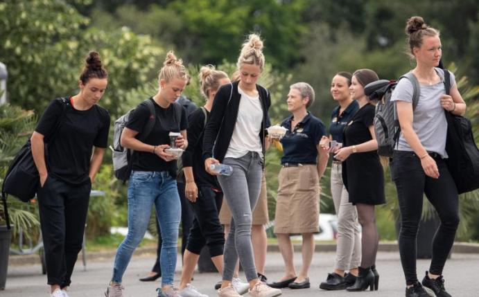Nach dem Aus bei der WM in Frankreich treten die deutschen Nationalspielerinnen die Heimreise an. Foto: Sebastian Gollnow