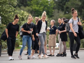 Nach dem Aus bei der WM in Frankreich treten die deutschen Nationalspielerinnen die Heimreise an. Foto: Sebastian Gollnow Nach dem Aus bei der WM in Frankreich treten die deutschen Nationalspielerinnen die Heimreise an. Foto: Sebastian Gollnow