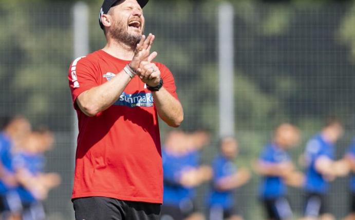 Leitet den Trainingsauftakt von Aufsteiger SC Paderborn: Chefcoach Steffen Baumgart. Foto: Guido Kirchner