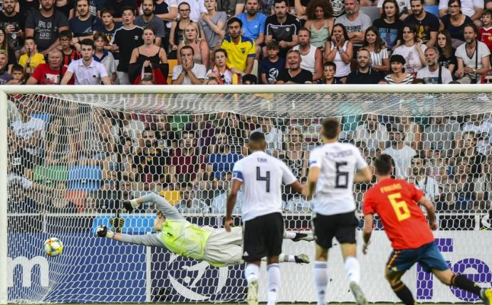 Fabian Ruiz (r.) trifft zum 1:0 für Spanien 