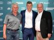 Jupp Heynckes (l) und Uli Hoeneß (r) auf der Premiere der Dokumentation «KROOS». Foto: Henning Kaiser