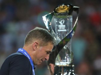 Trainer Stefan Kuntz geht an der Trophäe für den U21-Eurpameister vorbei. Foto: Cezaro De Luca Trainer Stefan Kuntz geht an der Trophäe für den U21-Eurpameister vorbei. Foto: Cezaro De Luca