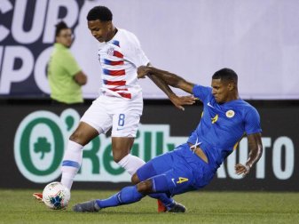 US-Spieler Weston Mckennie (l) gegen Darryl im Duell um den Ball mit Lachman von Curacao. Foto: Matt Slocum/AP US-Spieler Weston Mckennie (l) gegen Darryl im Duell um den Ball mit Lachman von Curacao. Foto: Matt Slocum/AP