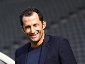 Bayerns Sportdirektor Hasan Salihamidzic wird gegen Fan-Kritik von Rainer Calmund etwas drastisch verteidigt. Foto: Christian Charisius Bayerns Sportdirektor Hasan Salihamidzic wird gegen Fan-Kritik von Rainer Calmund etwas drastisch verteidigt. Foto: Christian Charisius