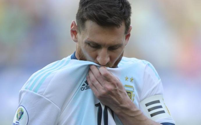 Trifft mit Argentinien im «Superclásico» beim Halbfinale der Copa América auf Brasilien: Lionel Messi küsst sein Trikot. Foto: edison vara/AP