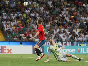 Weil Towart Alexander Nübel (r) den Ball nicht festhält kann der Spanier Dani Olmo das Tor zum 2:0 gegen Deutschland erzielen. Foto: Jonathan Moscrop/CSM via ZUMA Wire Weil Towart Alexander Nübel (r) den Ball nicht festhält kann der Spanier Dani Olmo das Tor zum 2:0 gegen Deutschland erzielen. Foto: Jonathan Moscrop/CSM via ZUMA Wire