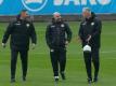 Leverkusen: Peter Bosz (M.) bittet zum ersten Training