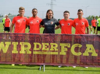 FC-Coach Martin Schmidt (M) mit seinen Neuzugängen. Foto: Matthias Balk