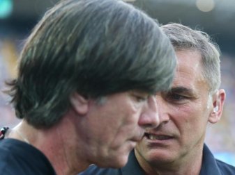 Bundestrainer Joachim Löw (l) spricht vor dem Finale mit U21-Bundestrainer Stefan Kuntz. Foto: Cezaro De Luca Bundestrainer Joachim Löw (l) spricht vor dem Finale mit U21-Bundestrainer Stefan Kuntz. Foto: Cezaro De Luca