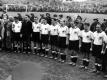 Trainer Sepp Herberger (l) mit deutschen Nationalmannschaft 1954 nach dem WM-Endspiel im Berner Wankdorf-Stadion. Foto: dpa