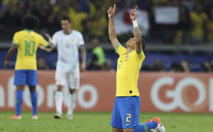 Brasiliens Thiago Silva jubelt über den Sieg seiner Mannschaft im Halbfinale. Foto: Natacha Pisarenko/AP