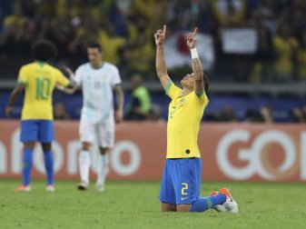 Brasiliens Thiago Silva jubelt über den Sieg seiner Mannschaft im Halbfinale. Foto: Natacha Pisarenko/AP Brasiliens Thiago Silva jubelt über den Sieg seiner Mannschaft im Halbfinale. Foto: Natacha Pisarenko/AP