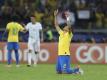 Brasiliens Thiago Silva jubelt über den Sieg seiner Mannschaft im Halbfinale. Foto: Natacha Pisarenko/AP