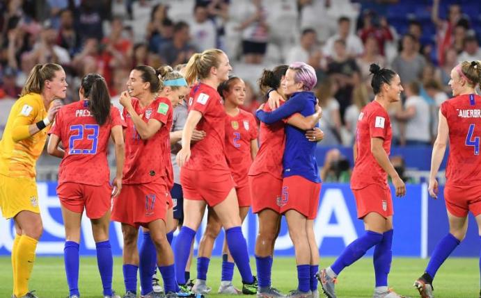 Die US-Spielerinnen feiern ihren Sieg über England. Foto: Sebastian Gollnow