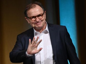 Ewald Lienen, der Technische Direktor des FC St. Pauli, kritisiert die Entwicklung der Transfersummen. Foto: Henning Kaiser