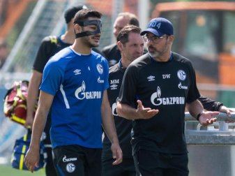 Schalkes Trainer David Wagner (r) kommt mit Neuzugang Ozan Kabak zum Training. Foto: Bernd Thissen Schalkes Trainer David Wagner (r) kommt mit Neuzugang Ozan Kabak zum Training. Foto: Bernd Thissen