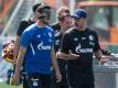 Schalkes Trainer David Wagner (r) kommt mit Neuzugang Ozan Kabak zum Training. Foto: Bernd Thissen