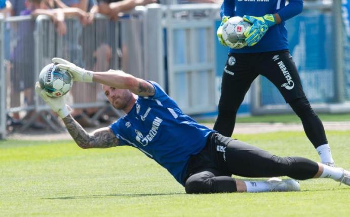Hechtet wohl bald in England nach Bällen: Schalkes Ralf Fährmann. Foto: Bernd Thissen