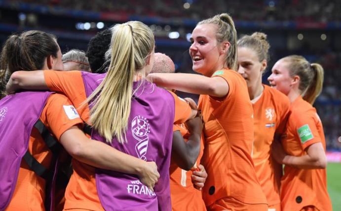 Die niederländischen Spielerinnen feiern den Halbfinalsieg gegen Schweden. Foto: Sebastian Gollnow