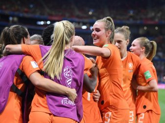 Die niederländischen Spielerinnen feiern den Halbfinalsieg gegen Schweden. Foto: Sebastian Gollnow Die niederländischen Spielerinnen feiern den Halbfinalsieg gegen Schweden. Foto: Sebastian Gollnow