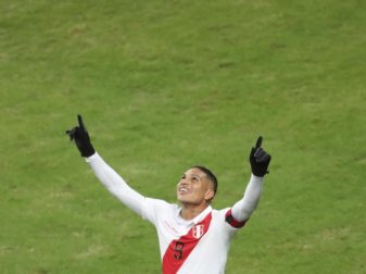 Paolo Guerrero erzielte das 3:0 für Peru. Foto: Edison Vara/AP Paolo Guerrero erzielte das 3:0 für Peru. Foto: Edison Vara/AP