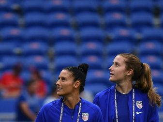 Ali Krieger (l.) bezieht klar Stellung Ali Krieger (l.) bezieht klar Stellung