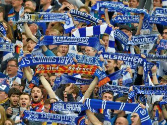 Die Fans vom KSC helfen ihrem Verein finanziell Die Fans vom KSC helfen ihrem Verein finanziell