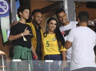 Brasiliens Fußballstar Neymar (2.v.l) ist derzeit nur auf der Tribüne zu sehen. Foto: Natacha Pisarenko/AP Brasiliens Fußballstar Neymar (2.v.l) ist derzeit nur auf der Tribüne zu sehen. Foto: Natacha Pisarenko/AP