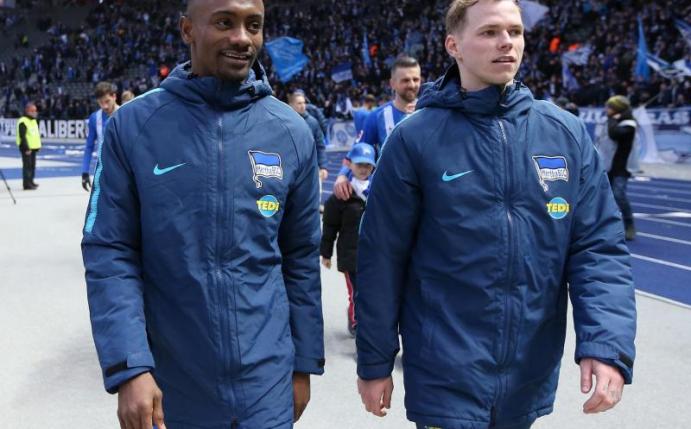Salomon Kalou (l) und Teamkollege Ondrej Duda vereinbarten erneut eine Torwette. Foto: Andreas Gora