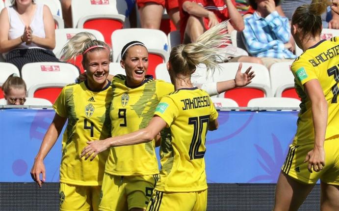 Kosovare Asllani (M.) bringt Schweden in Führung