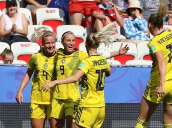 Kosovare Asllani (M.) bringt Schweden in Führung Kosovare Asllani (M.) bringt Schweden in Führung