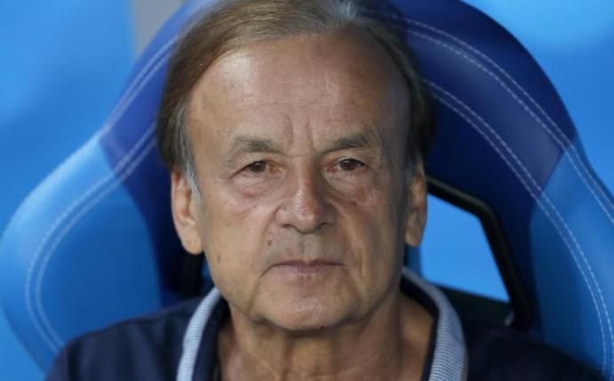 Steht mit Nigeria beim Afrika-Cup im Viertelfinale: Trainer Gernot Rohr. Foto: Darko Vojinovic/AP