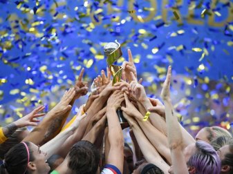 Die US-Spielerinnen feiern ihren Sieg und halten gemeinsam den WM-Pokal nach oben. Foto: Sebastian Gollnow Die US-Spielerinnen feiern ihren Sieg und halten gemeinsam den WM-Pokal nach oben. Foto: Sebastian Gollnow