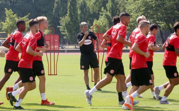 Das Team von Friedhelm Funkel (M.) muss im Raum «Köln» speisen. Foto: Roland Weihrauch