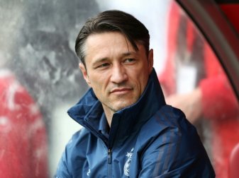 Niko Kovac begrüßt seine Spieler zum Trainingsauftakt Niko Kovac begrüßt seine Spieler zum Trainingsauftakt