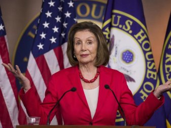 Nancy Pelosi lädt die Frauenfußball-Weltmeisterinnen ins Kapitol ein. Foto: Alex Brandon/AP