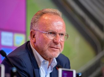 FCB-Chef Karl-Heinz Rummenigge führte ein Telfonat mit Kapitän Manuel Neuer. Foto: Matthias Balk FCB-Chef Karl-Heinz Rummenigge führte ein Telfonat mit Kapitän Manuel Neuer. Foto: Matthias Balk