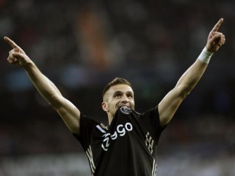 Ajax Amsterdam hat den Vertrag mit Dusan Tadic verlängert. Foto: Bernat Armangue/AP Ajax Amsterdam hat den Vertrag mit Dusan Tadic verlängert. Foto: Bernat Armangue/AP