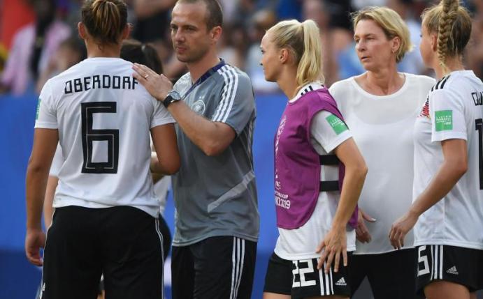 Enttäuscht: Deutschlands Fußballfrauen nach dem WM-Aus in Frankreich. Foto: Sebastian Gollnow