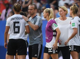 Enttäuscht: Deutschlands Fußballfrauen nach dem WM-Aus in Frankreich. Foto: Sebastian Gollnow Enttäuscht: Deutschlands Fußballfrauen nach dem WM-Aus in Frankreich. Foto: Sebastian Gollnow