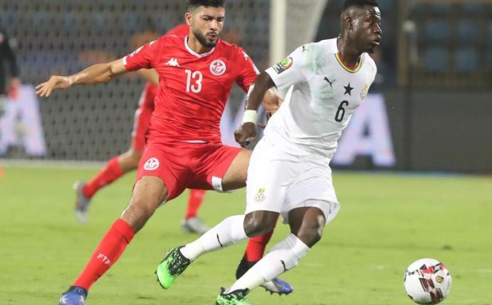 Ghanas Afriyie Acquah (r) kann sich gegen den Tunesier Ferjani Sassi beim Kampf um den Ball durchsetzen. Foto: Gehad Hamdy